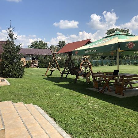 Gyongyvirag Panzio Acomodação com café da manhã Turia Exterior foto